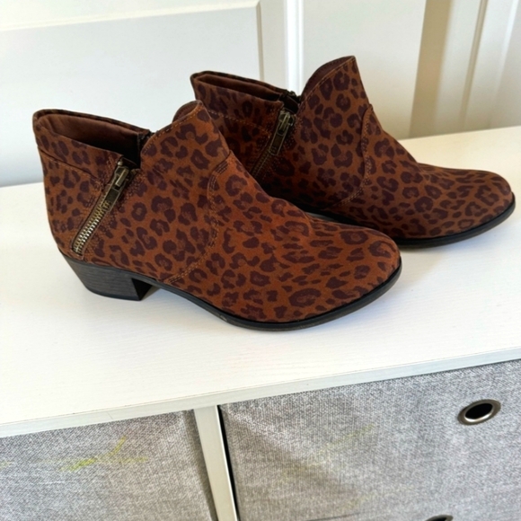 Sun & Stone Animal Print Side Zip Booties. Size 7W - Picture 1 of 7